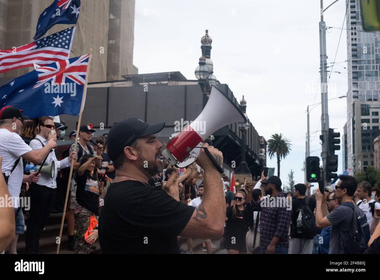 Melbourne, Australia. 20 Marzo 2021. I manifestanti si riuniscono al di fuori della Camera del Parlamento come parte di una protesta mondiale per la libertà contro la vaccinazione COVID-19. Marzo 20, Melbourne, Australia. Credit: Jay Kogler/Alamy Live News Foto Stock