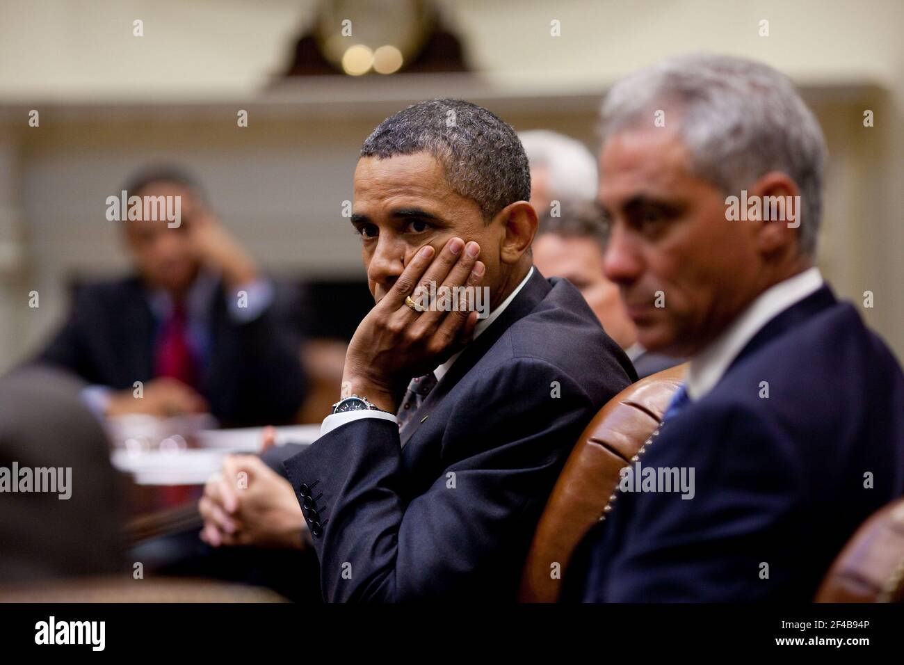 Il presidente Barack Obama, con il capo di stato maggiore Rahm Emanuel, a destra, ascolta durante un briefing economico nella Sala Roosevelt della Casa Bianca, 30 agosto 2010. Foto Stock