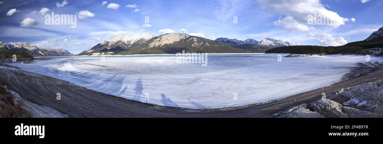 Paesaggio panoramico ghiacciato Lago Abraham ghiacciato Monti rocciosi Peaks Horizon Sunny Springtime Day escursione Blue Sky Alberta Foothills Canadian Rockies Foto Stock