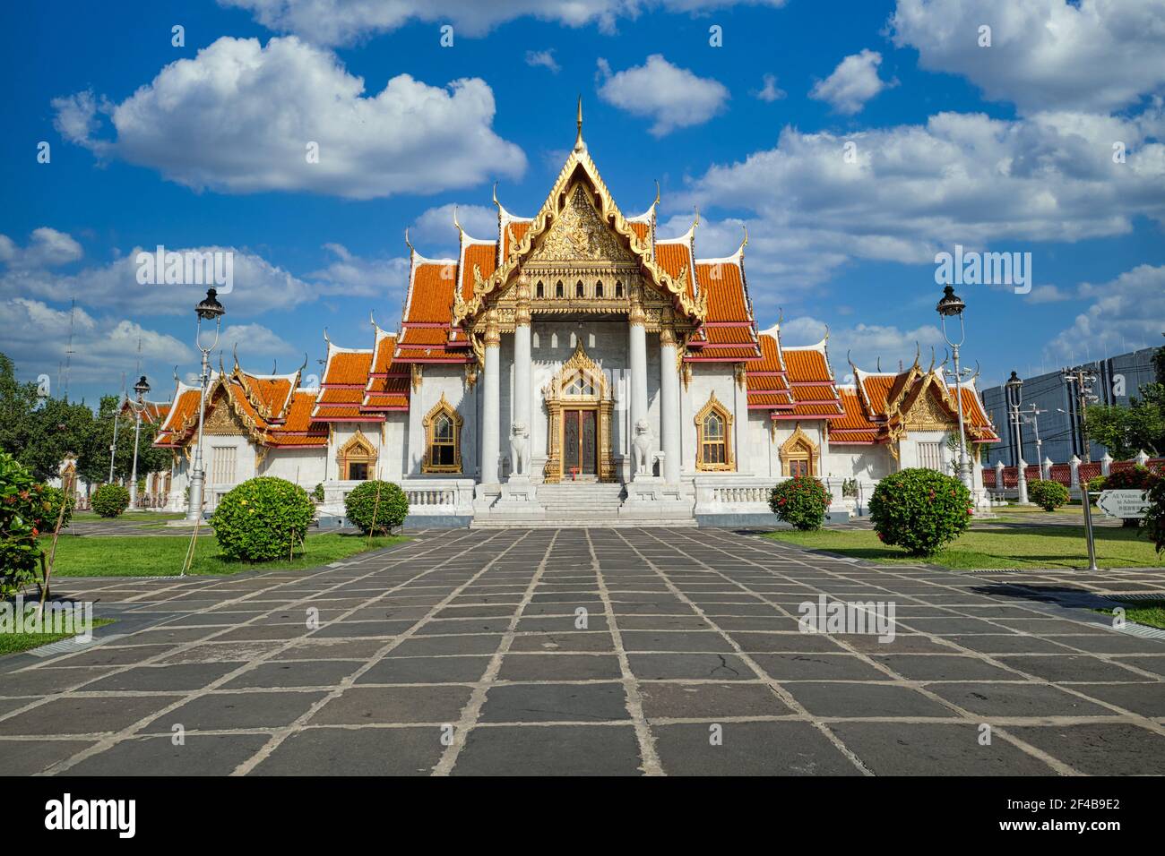 Vista di Wat Benchamabophit (noto anche come Tempio di marmo) a Bangkok, Thailandia, visto dall'ingresso orientale Foto Stock