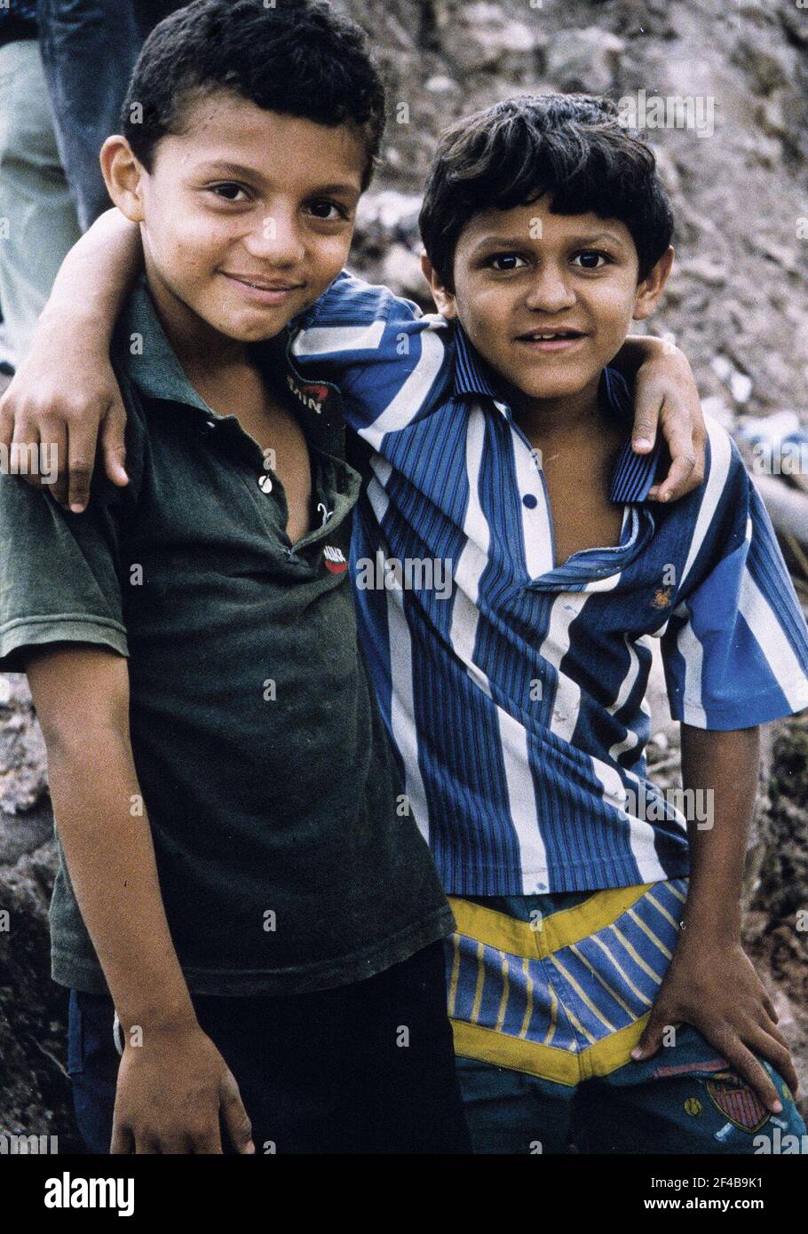 La vita continua per questi bambini dopo l'uragano Mitch - Tegucigalpa Honduras ca. Novembre 1998 Foto Stock
