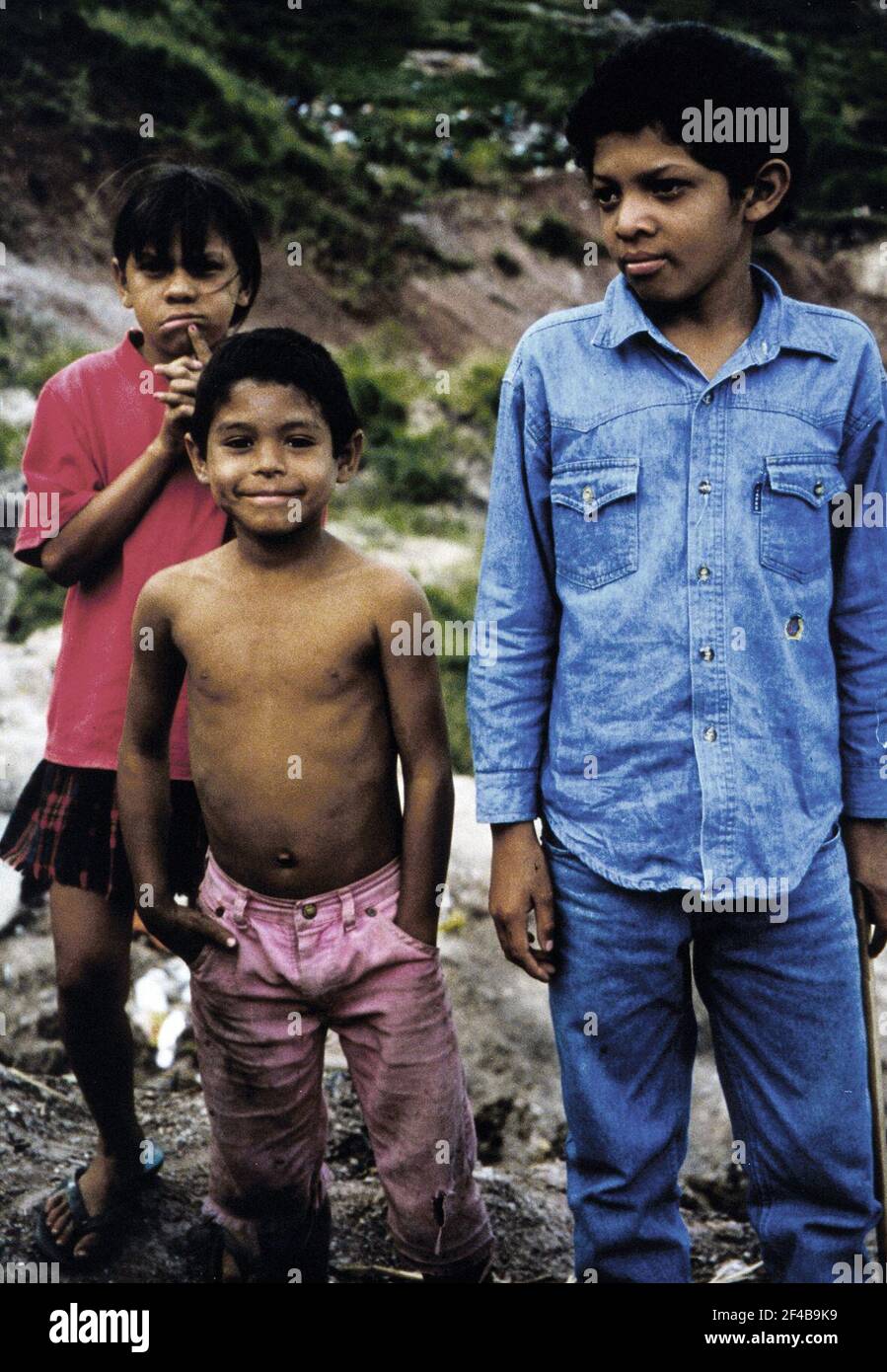 La vita continua per questi bambini dopo l'uragano Mitch - Tegucigalpa Honduras ca. Novembre 1998 Foto Stock