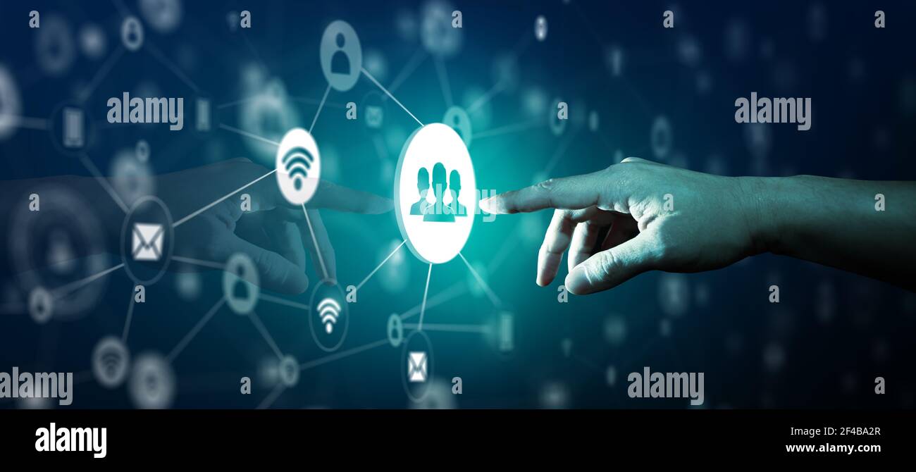 Primo piano di un uomo d'affari utilizzando la struttura di rete Finger Touch sullo schermo di Hologram con sfondo della mappa World. Concetto di struttura di rete. Foto Stock