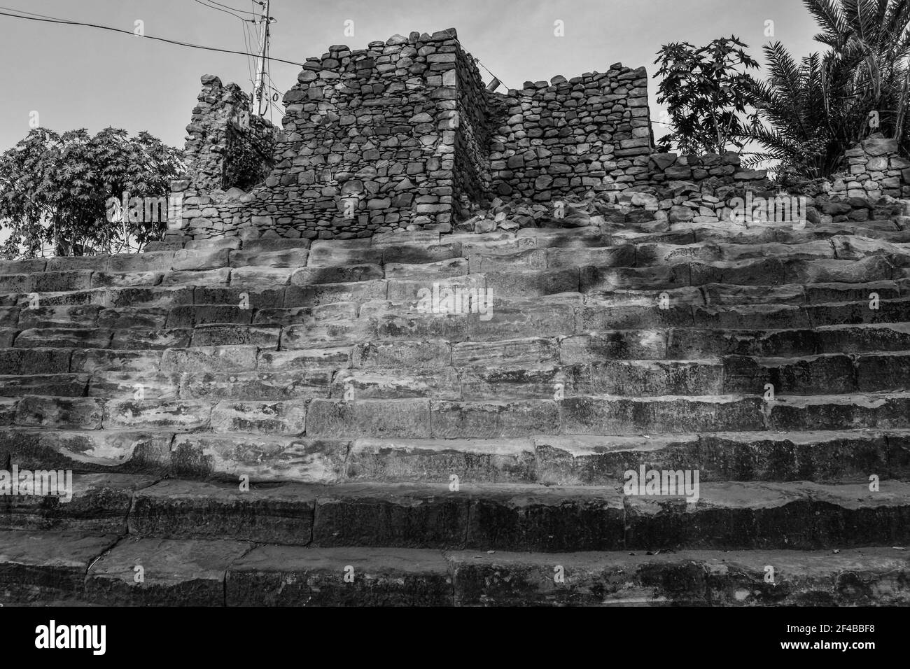 bella serie di gradini con mattoni vintage e casa in pietra a badami karnataka Foto Stock