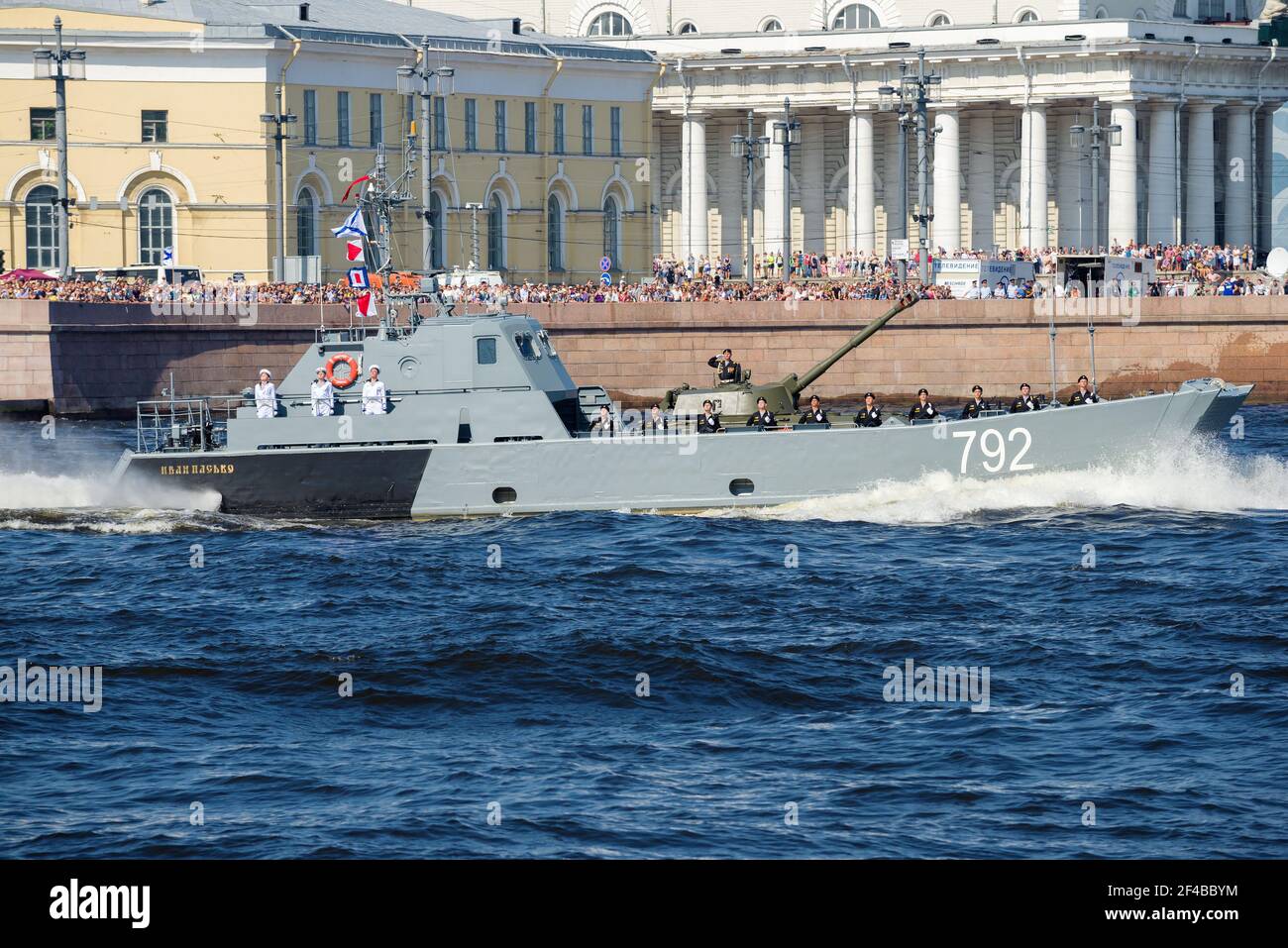 SAN PIETROBURGO, RUSSIA - 29 LUGLIO 2018: Nave di atterraggio 'Ivan Pasko' con un distacco di marines sulla parata militare in onore della Giornata della Marina Foto Stock