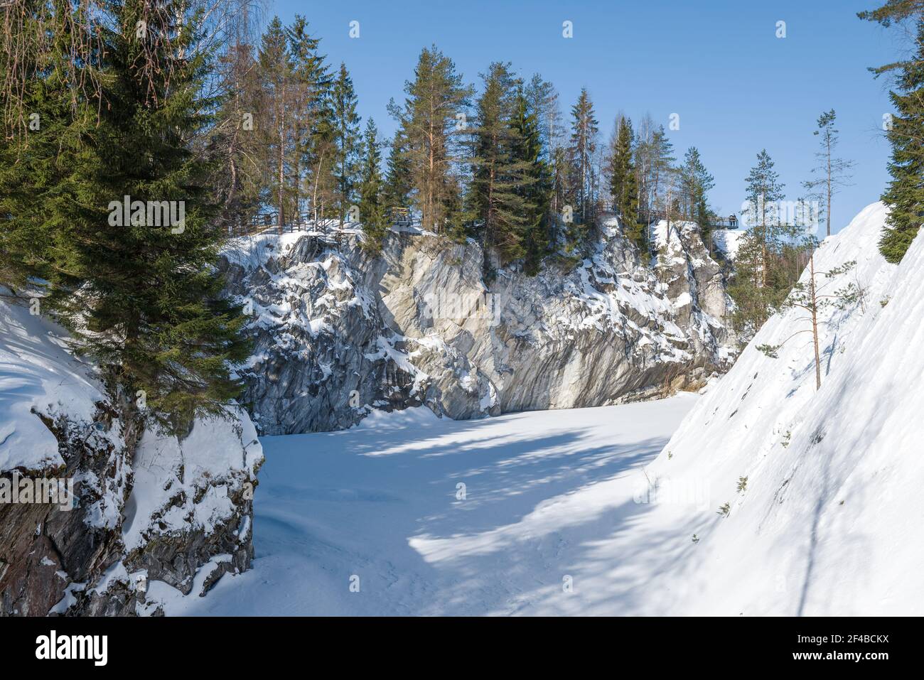 Giornata di sole a marzo nel parco montano Ruskeala. Carelia, Russia Foto Stock