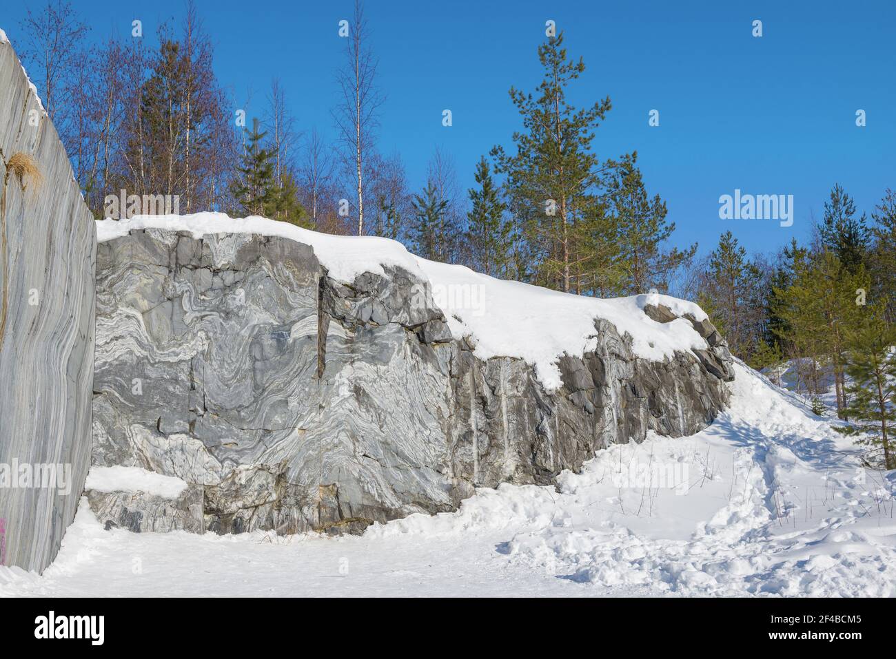 Giorno di marcia soleggiato nella vecchia cava di marmo. Ruskeala Mountain Park. Carelia, Russia Foto Stock