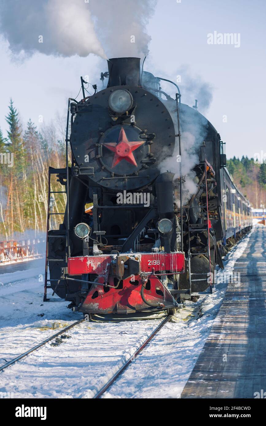 RUSKEALA, RUSSIA - 10 MARZO 2017: La locomotiva a vapore della linea principale sovietica serie 'L' (P-32 Pobeda) con il treno 'Ruskeala Express' in un giorno soleggiato di marzo. Anteriore Foto Stock
