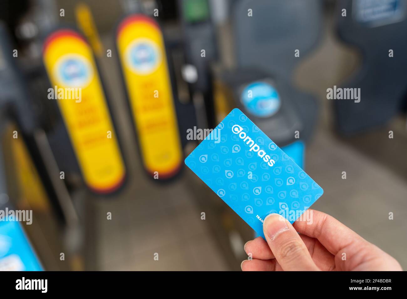 Uso della Compass Card per entrare nel cancello d'uscita della zona di pagamento della tariffa della stazione Skytrain di Richmond-Brighouse. Richmond, British Columbia, Canada. Foto Stock