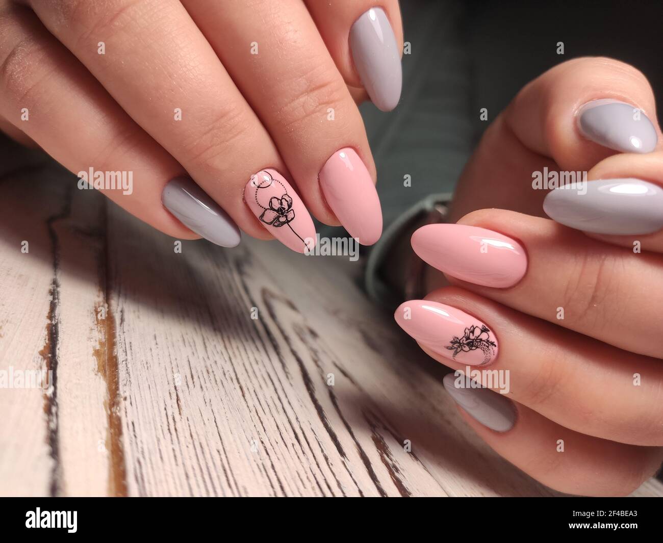 Un closeup di elegante manicure rosa e grigio unghie su uno sfondo con  texture Foto stock - Alamy