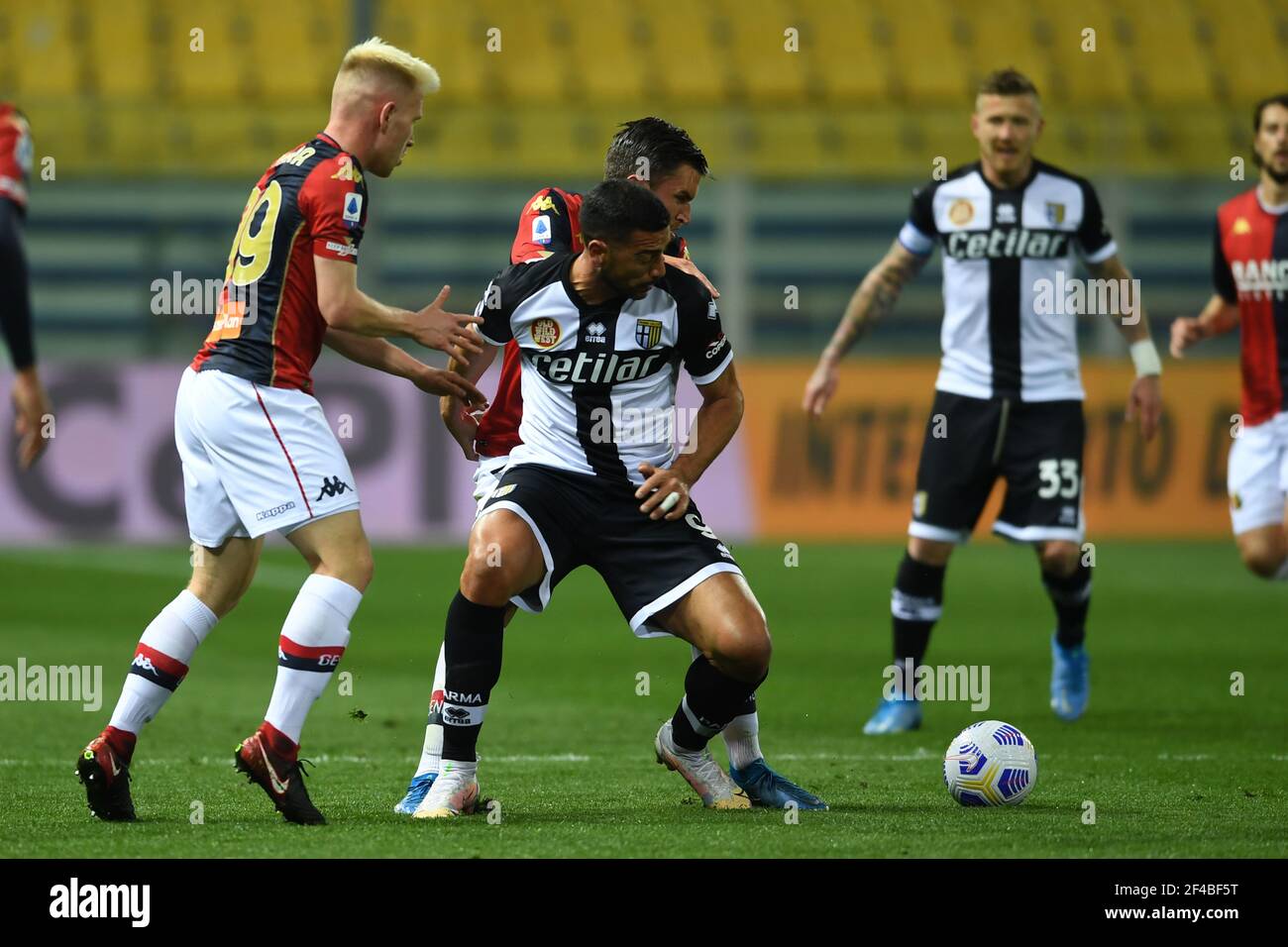 Lennart Czyborra (Genova)Graziano Pell (ParmaKevin Strootman (Genova) Durante la partita italiana 'sarie A' tra Parma 1-2 Genova allo stadio Ennio Tardini il 19 marzo 2021 a Parma. (Foto di Maurizio Borsari/AFLO) Foto Stock