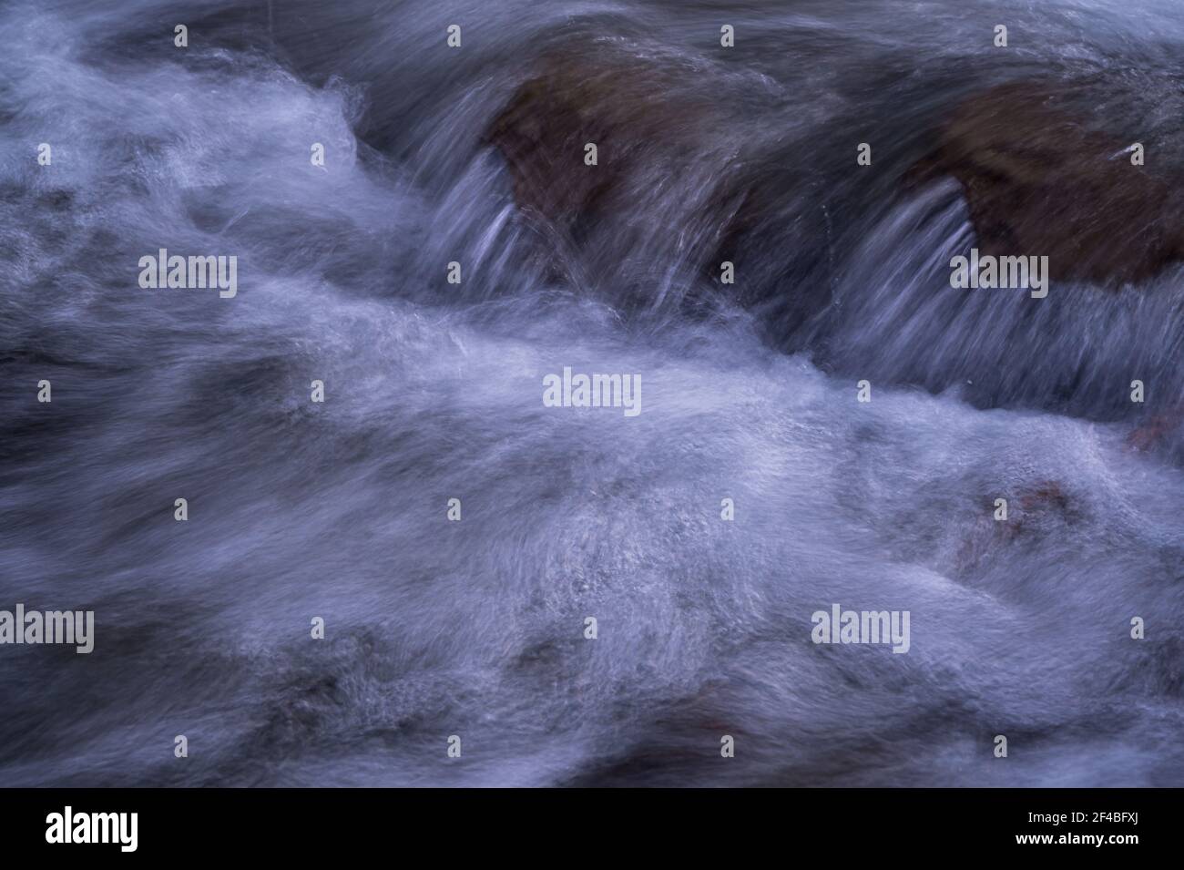 Acqua che scorre su rocce. Esposizione lunga. Sfondo astratto. Bellezza in natura. Foto Stock