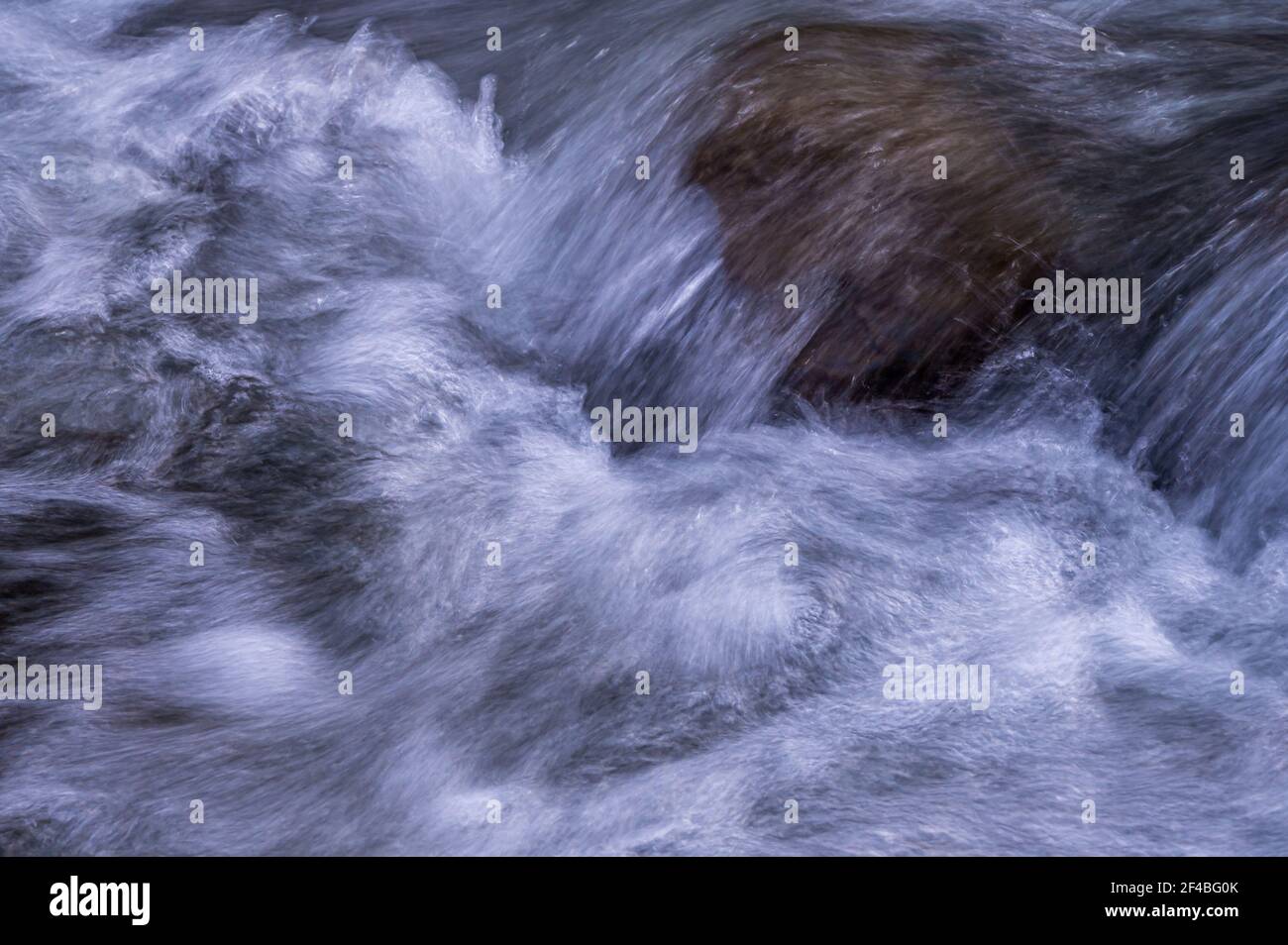 Acqua che scorre su rocce. Esposizione lunga. Sfondo astratto. Bellezza in natura. Foto Stock