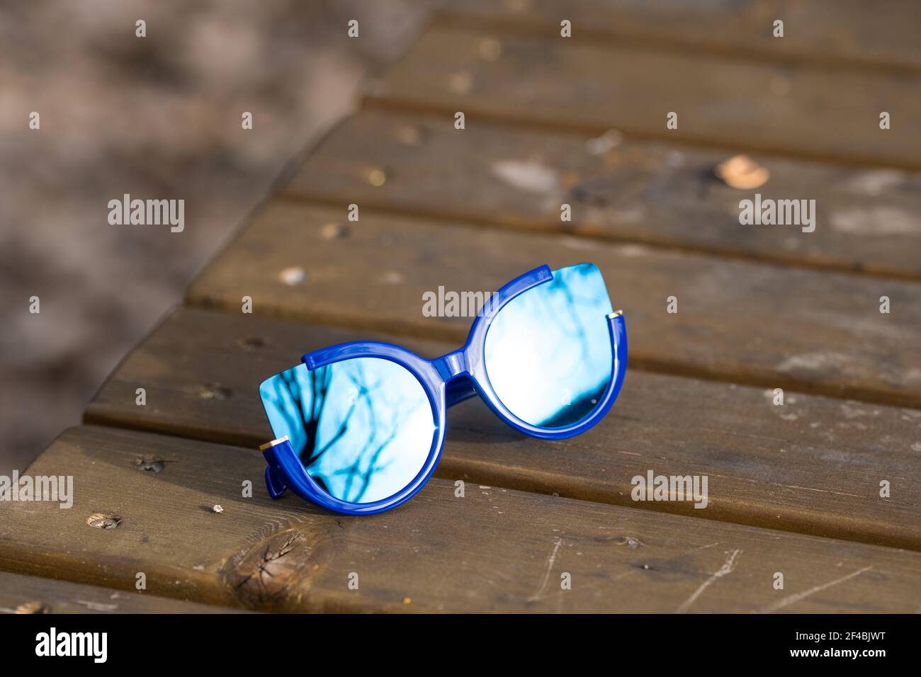 Occhiali da sole Cat modello speciale per le donne con lenti blu sparare fuori primo piano. Messa a fuoco selettiva Foto Stock