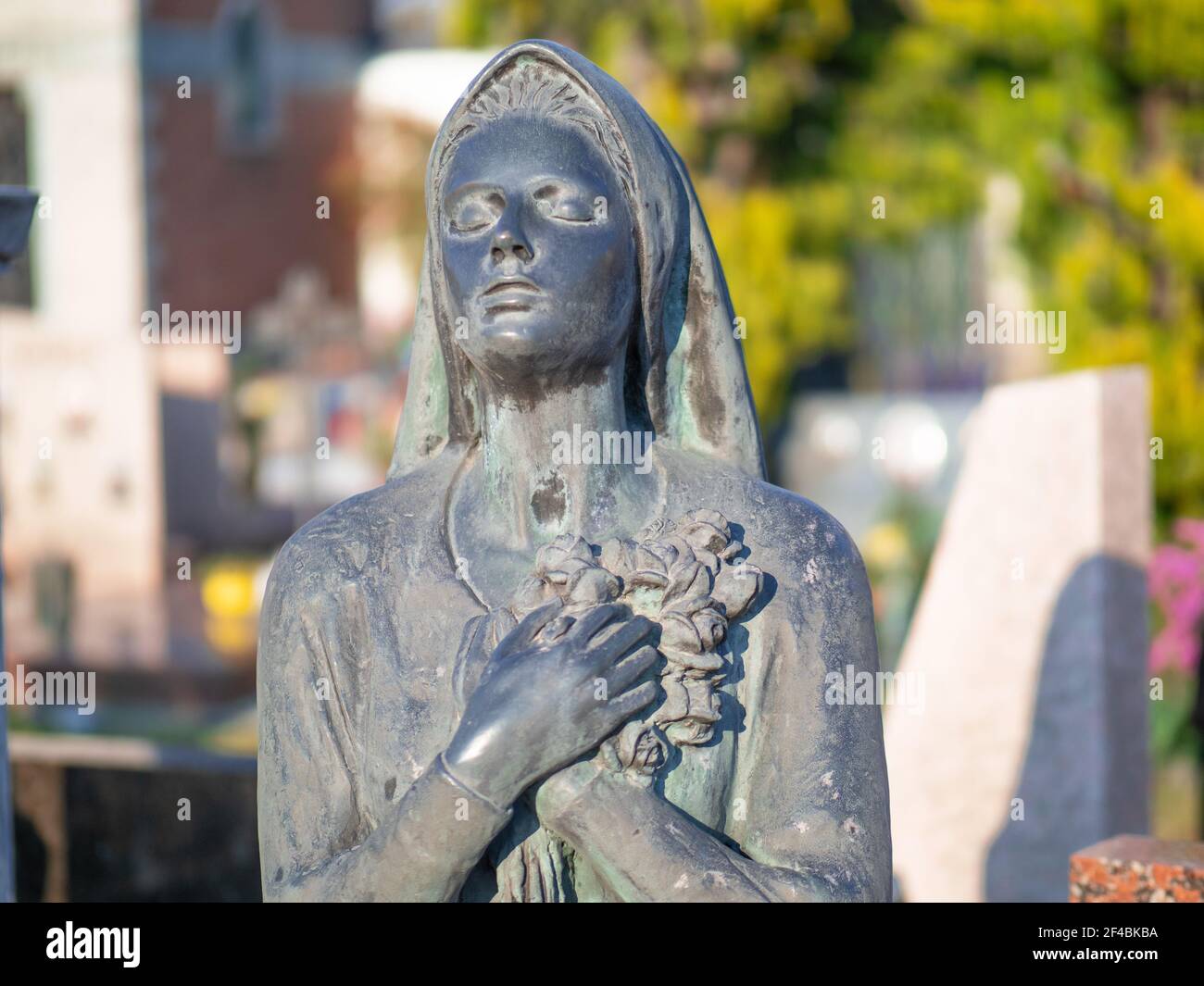 closeup di bronzo statua di una donna addolorante come lei prega Foto Stock