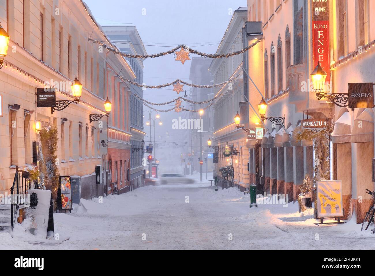 Helsinki, Finlandia - 12 gennaio 2021: Via Sofiankatu decorata per Natale nel centro di Helsinki durante la forte tempesta di neve. Foto Stock