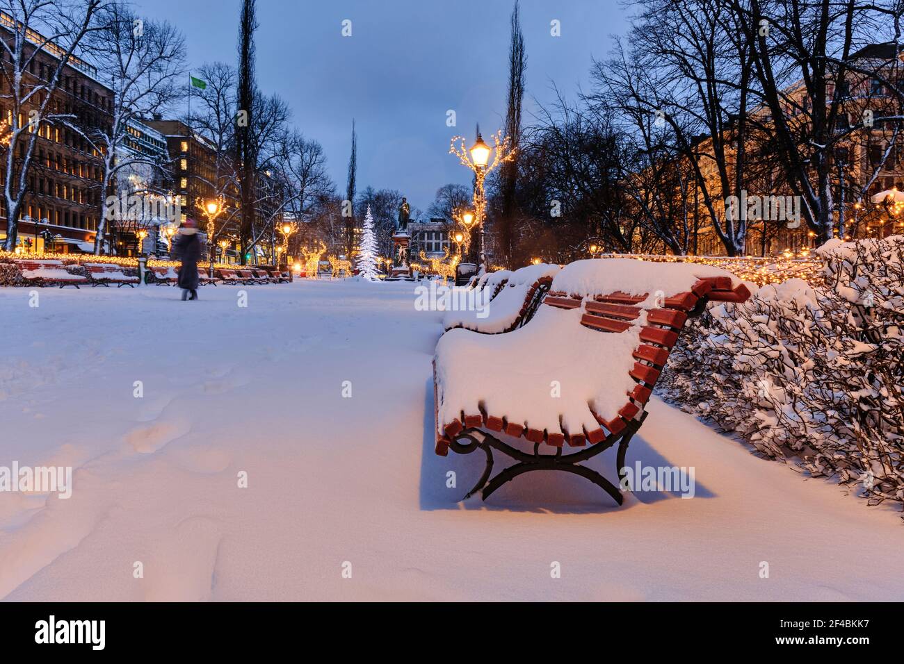 Esplanadi parco dopo la nevicata. Il parco decorato per il Natale. Helsinki, Finlandia. Foto Stock