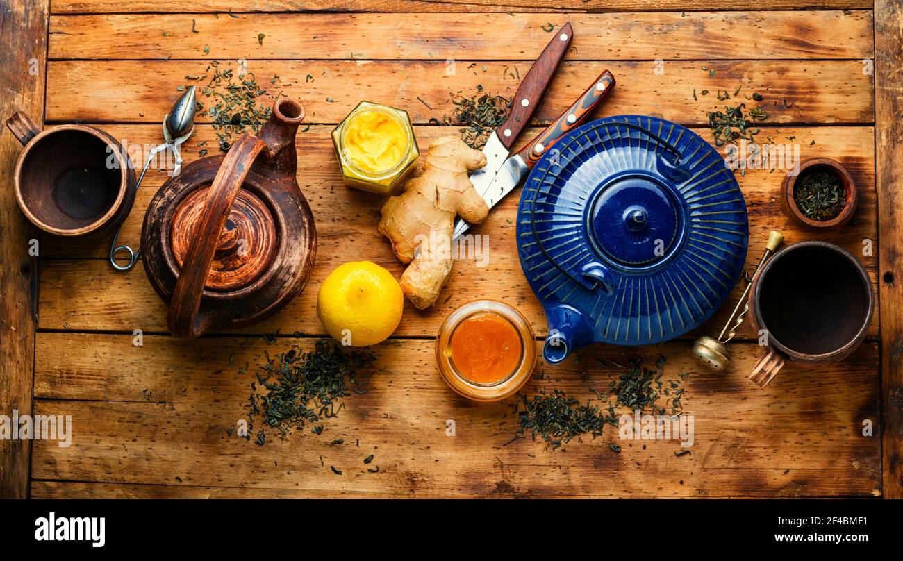 Teiera con tè a base di zenzero, miele e limone. Vitamina, tè curativo Foto Stock