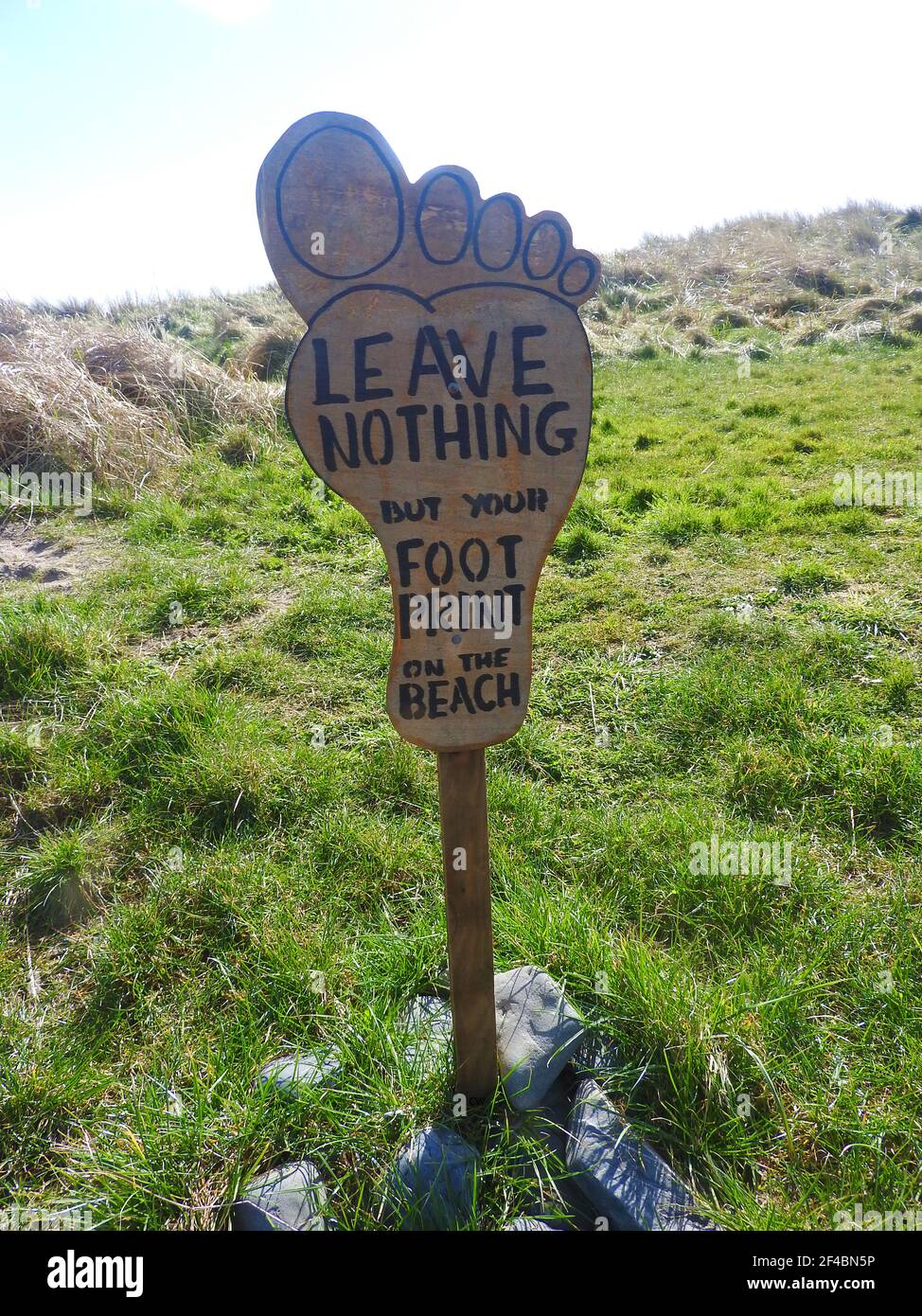 NON LASCIATE ALTRO CHE LA VOSTRA STAMPA DEL PIEDE SULLA SPIAGGIA - segno vicino alla spiaggia a 9 buche di St Medan (con 18 punti di tee off) campo da golf ---- St. Medan Golf Club , Montreith, Machars, Wigtownshire, Dumfries & Galloway, La Scozia e' il campo da golf piu' a sud della Scozia, con spettacolari vedute panoramiche sul Mare d'Irlanda fino all'Isola di Man. Foto Stock