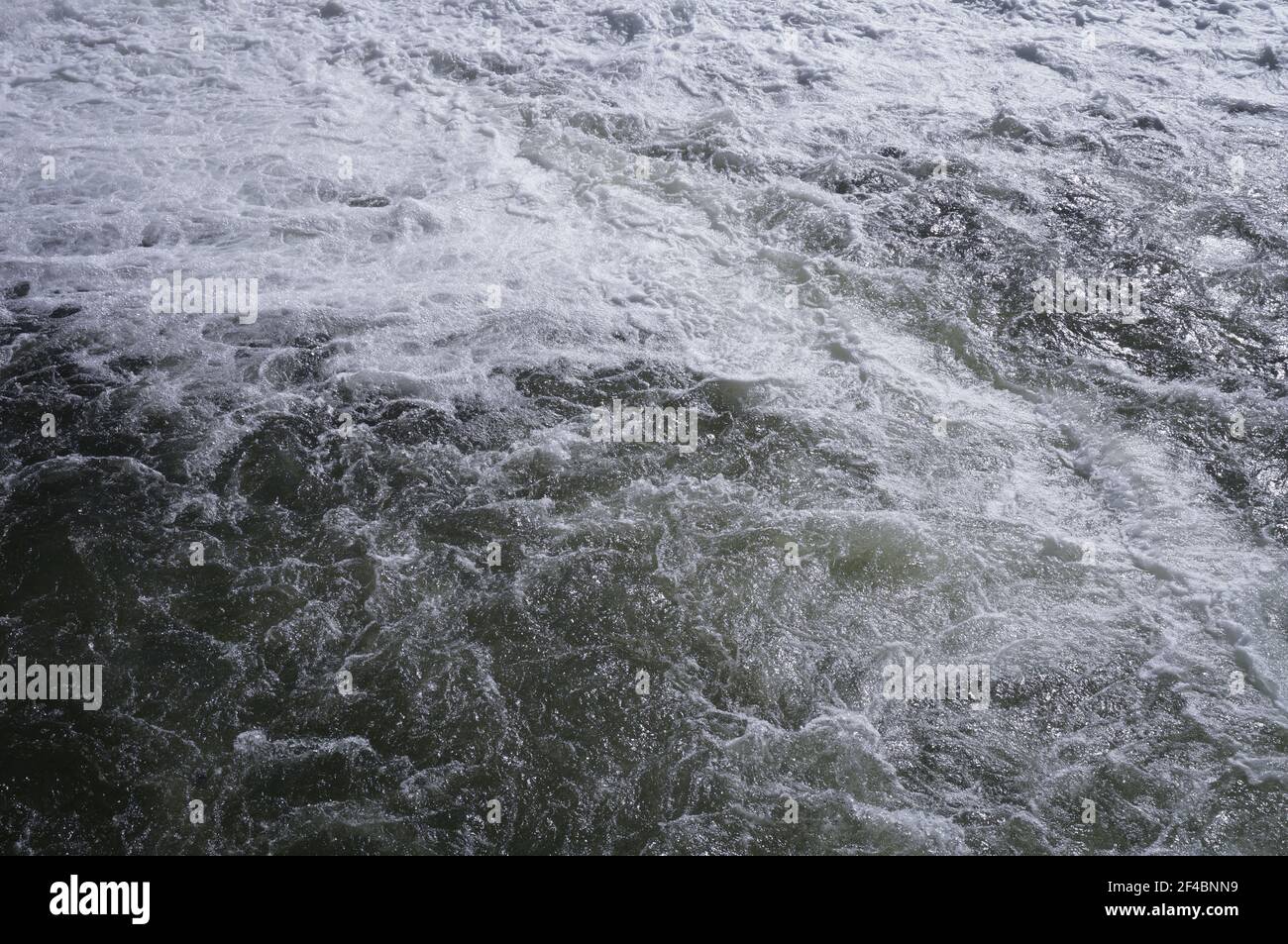 Impressionante flusso d'acqua sul fiume Tarn, alla stregata di Albi, in Francia, dove la forte corrente produce schiuma bianca e potenti turbolenze Foto Stock