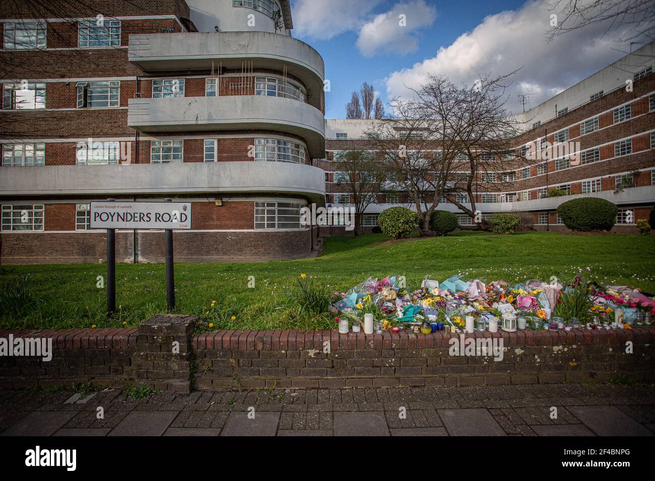 LONDRA, INGHILTERRA - MARZO 19: Segno e fiori in memoria di Sarah Everard lungo la A205 Poynders Road, all'incrocio con Cavendish Road a Clapham, Foto Stock