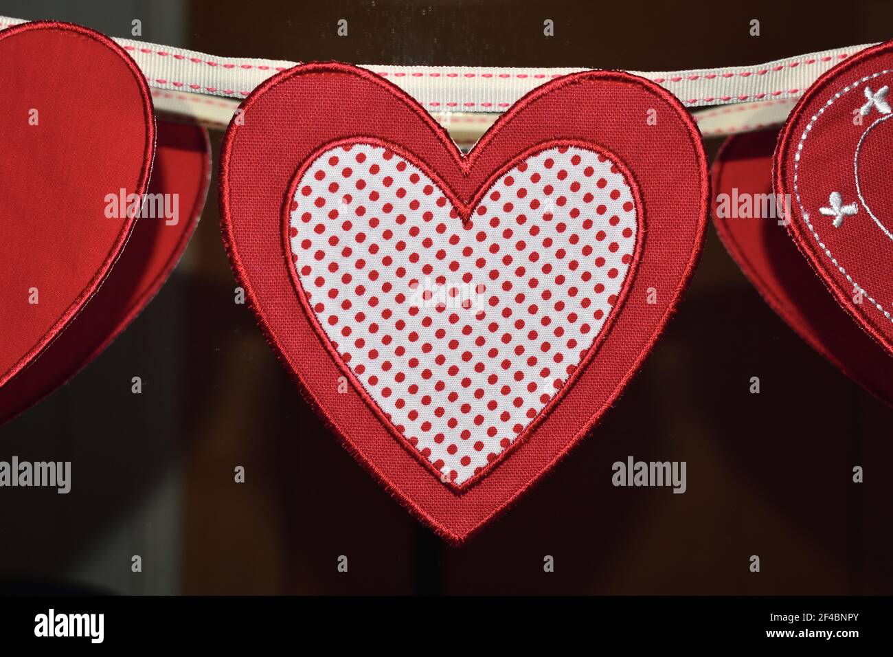 La casa è dove il cuore è. Ciò è una decorazione domestica semplice che significa così tanto alla gente è destinata per. Un'immagine salva un migliaio di parole. Foto Stock