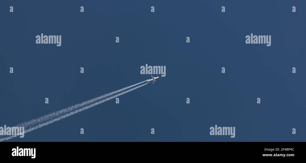 aeroplano con percorsi di vapore nel cielo Foto Stock