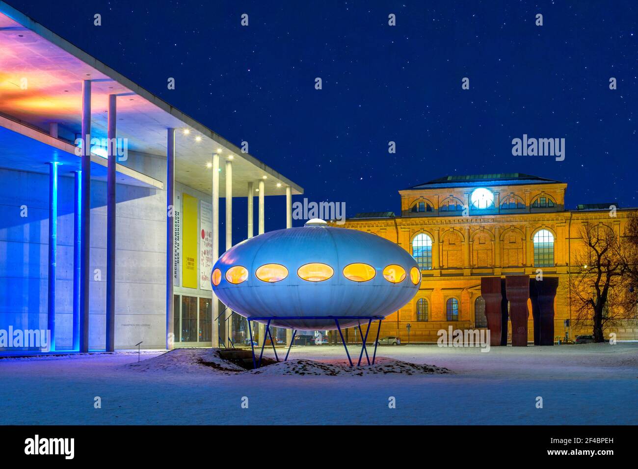 UFO di fronte al Pinakothek der moderne e Alte Pinakothek, Monaco, Baviera, Germania, Europa Foto Stock