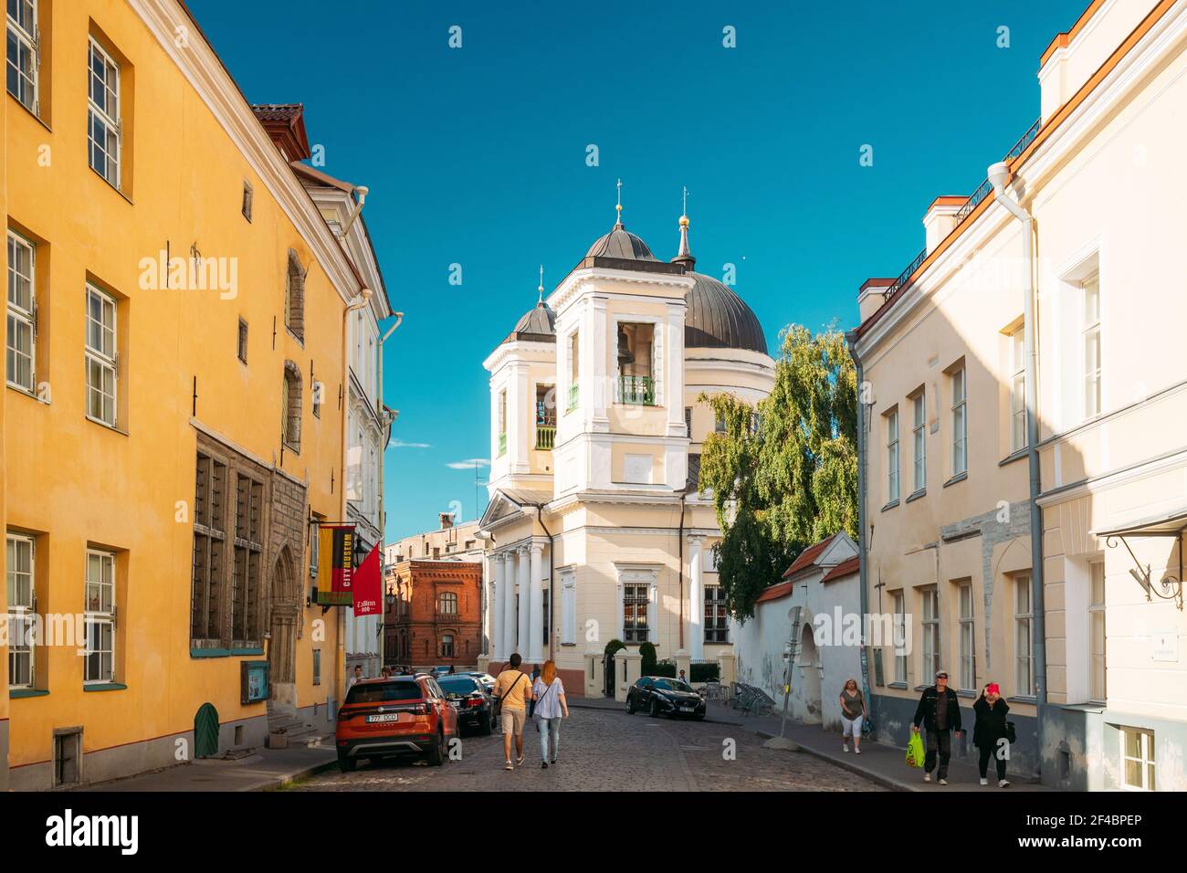 Tallinn, Estonia. Giovani a piedi vicino alla Chiesa di San Nicola il Wonderworker. Famosa Cattedrale Ortodossa Foto Stock