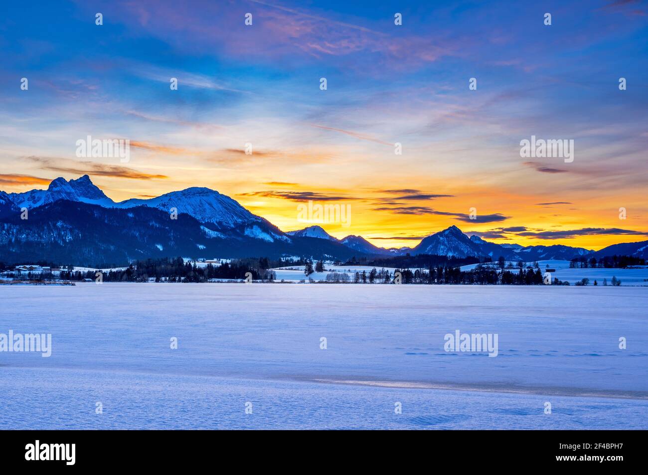 Frozen Hopfensee in inverno, a Hopfen am See, Allgau, Swabia, Baviera, Germania, Europa Foto Stock