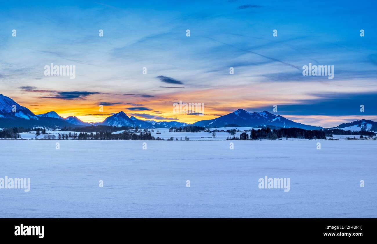 Frozen Hopfensee in inverno, a Hopfen am See, Allgau, Swabia, Baviera, Germania, Europa Foto Stock