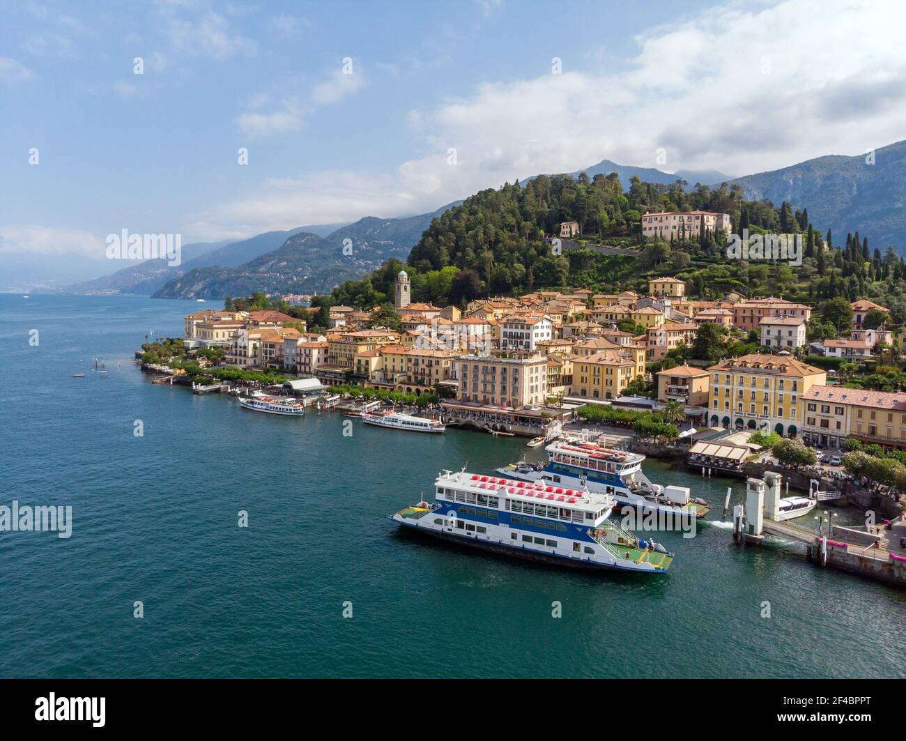 Veduta aerea di Bellagio con traghetto, Lago di Como, Italia Foto Stock