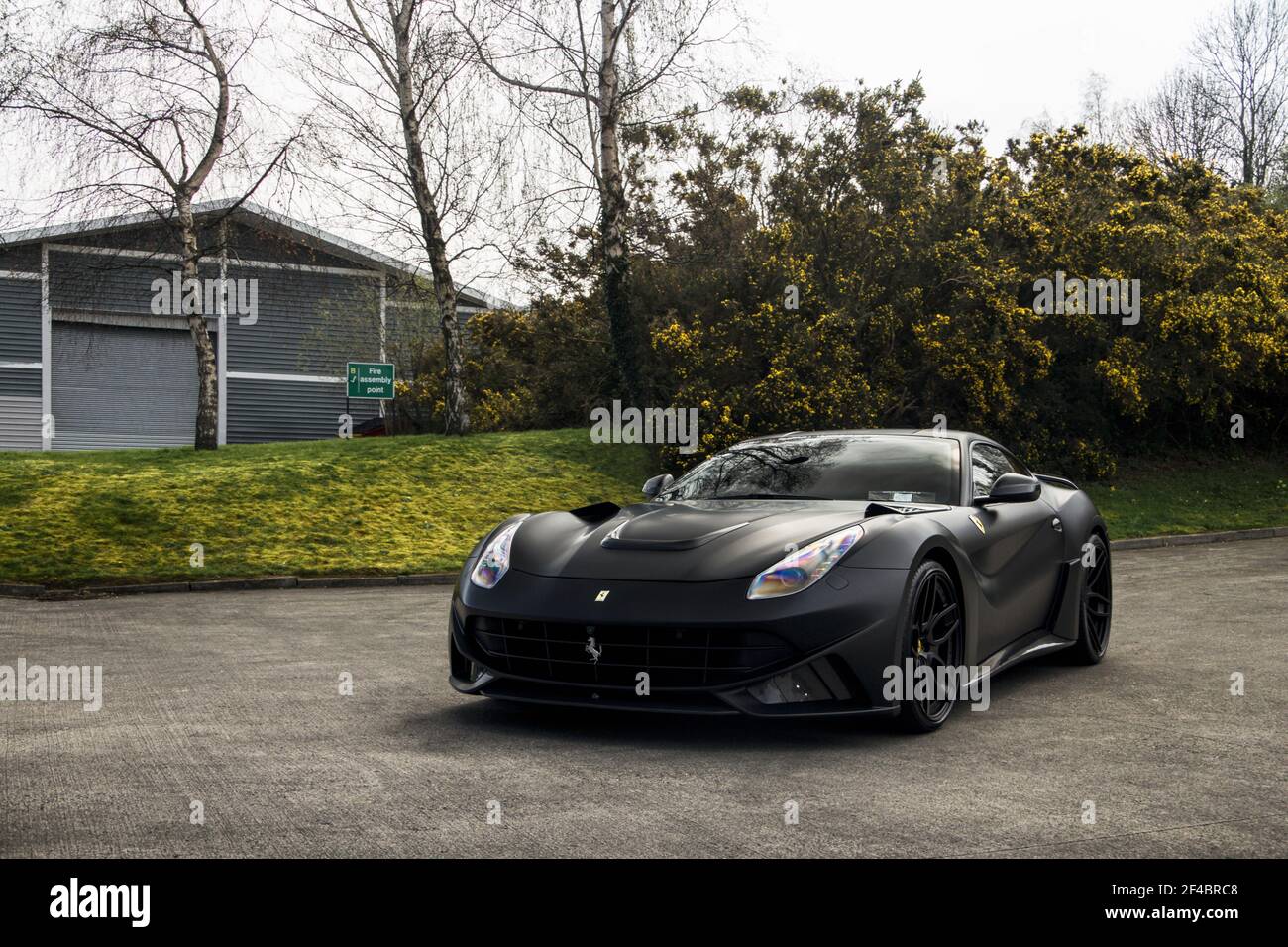 Black Matte Ferrari F12 Novitec Rosso N-Largo ha modificato la supercar partecipando ad un raduno locale auto tenuto a Bray, Irlanda. Foto Stock