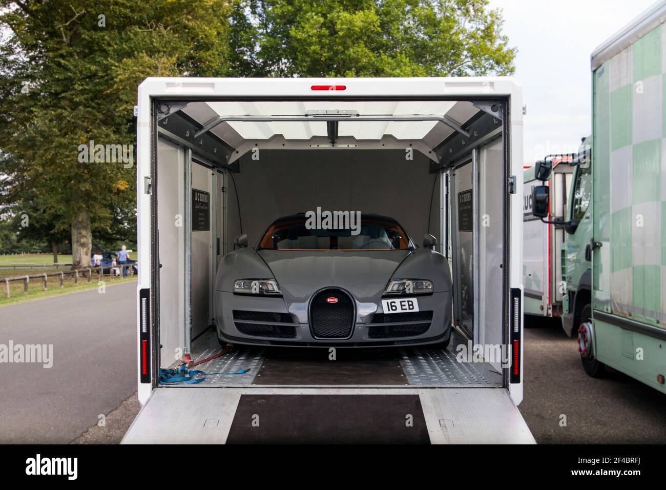 Gray Bugatti Veyron Grand Sport Vitesse supercar moderna che partecipa all'evento automobilistico annuale che si tiene a Oxfordshire, Inghilterra. Foto Stock