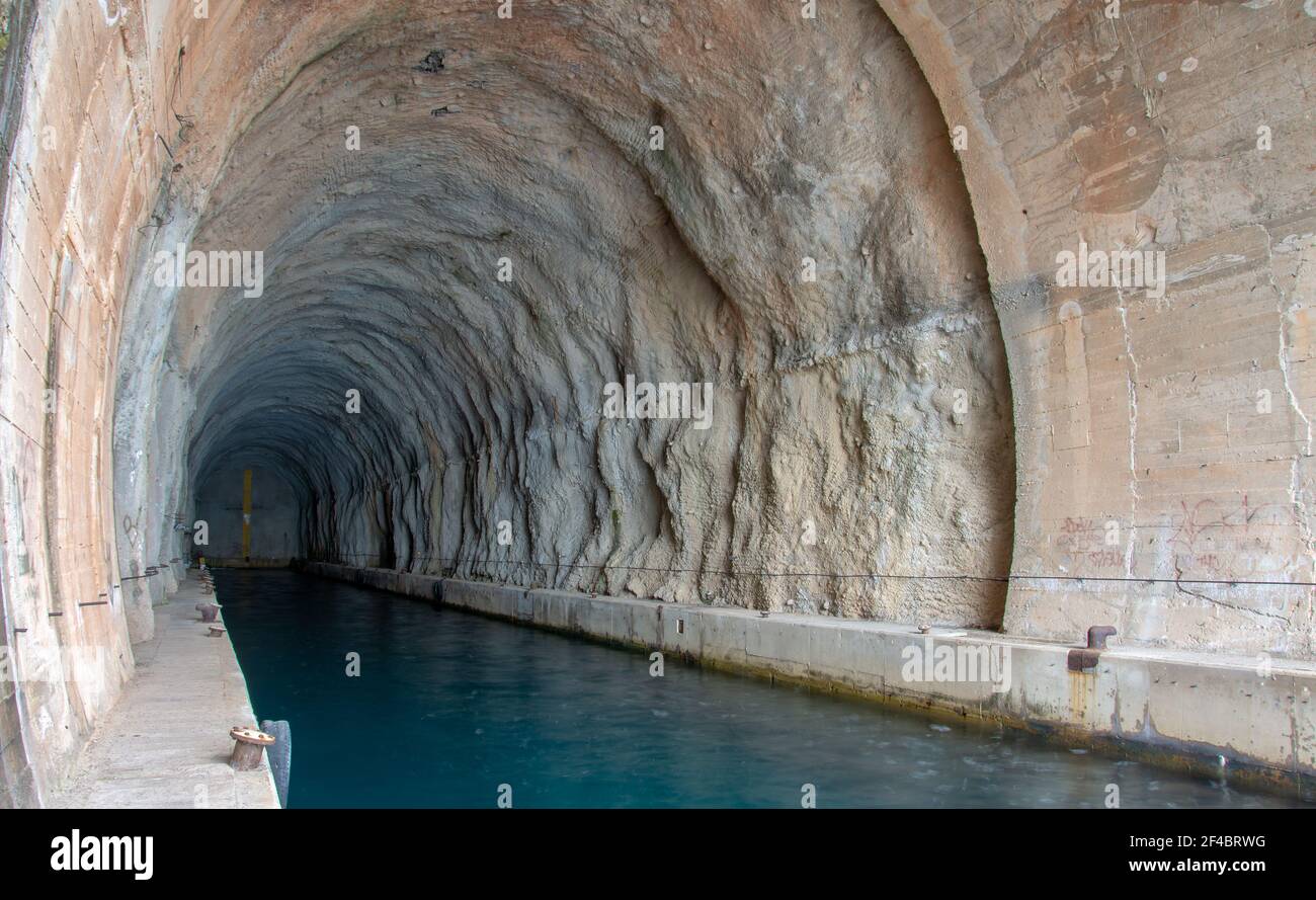 Croazia, isola di Dugi otok, 15 luglio 2019 - tunnel di guerra per sottomarini Foto Stock