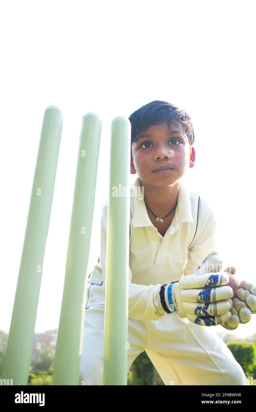 un ragazzo custodi wicket durante il gioco di cricket Foto Stock