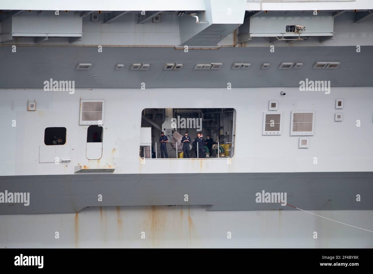 Finnart, Loch Long, Scozia, Regno Unito. 20 Marzo 2021. NELLA FOTO: La regina Elisabetta di HMS che lascia la Scozia, dopo che la portaerei è stata ormeggiata sul lato di Long Loch a Glenmallan per l'ultima settimana prendendo su carburante, munizioni e altre forniture, prima di esercizi navali che fanno parte del Regno Unito Carrier Strike Group 2021. Credit: Colin Fisher/Alamy Live News Foto Stock