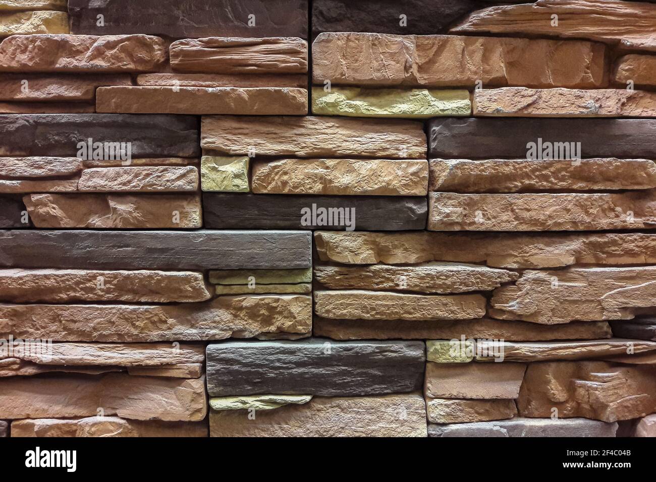 La parete è realizzata in pietra naturale multistrato. Pietra per costruire una casa. Texture. Primo piano Foto Stock