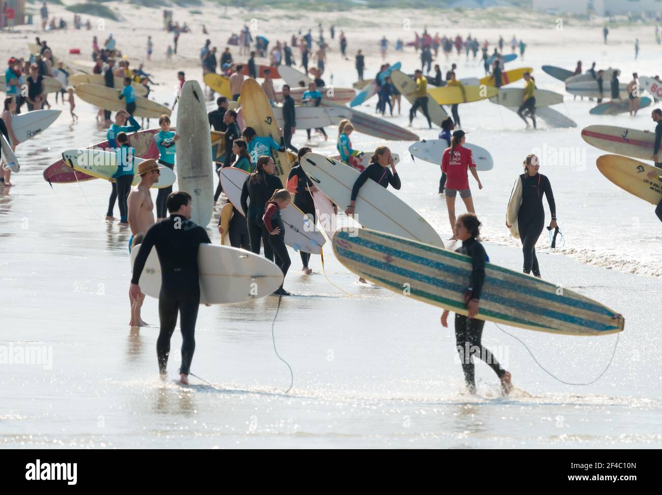 Folla di surfisti sulla spiaggia di Muizenberg che portano surf concetto popolare sport acquatici a Città del Capo, Sud Africa Foto Stock