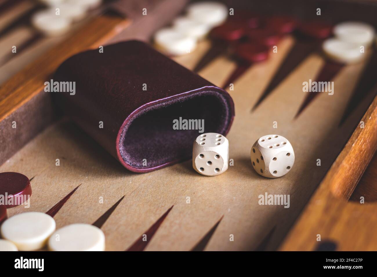 Gioco di backgammon, dadi su gioco di legno da tavolo. Messa a fuoco selettiva Foto Stock