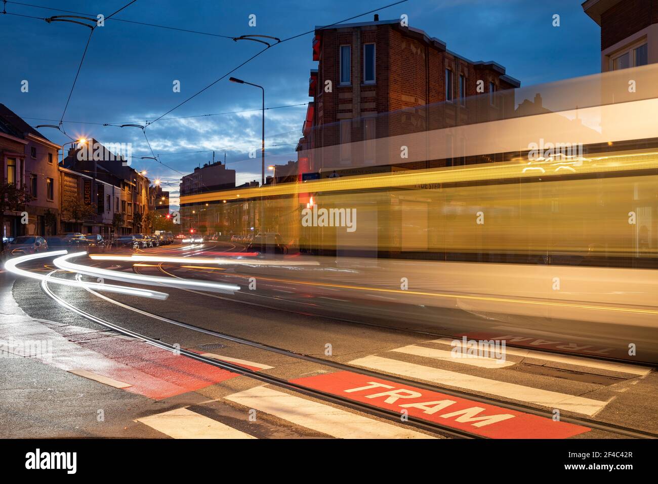 Tram che si muove di notte - Gand - Belgio Foto Stock