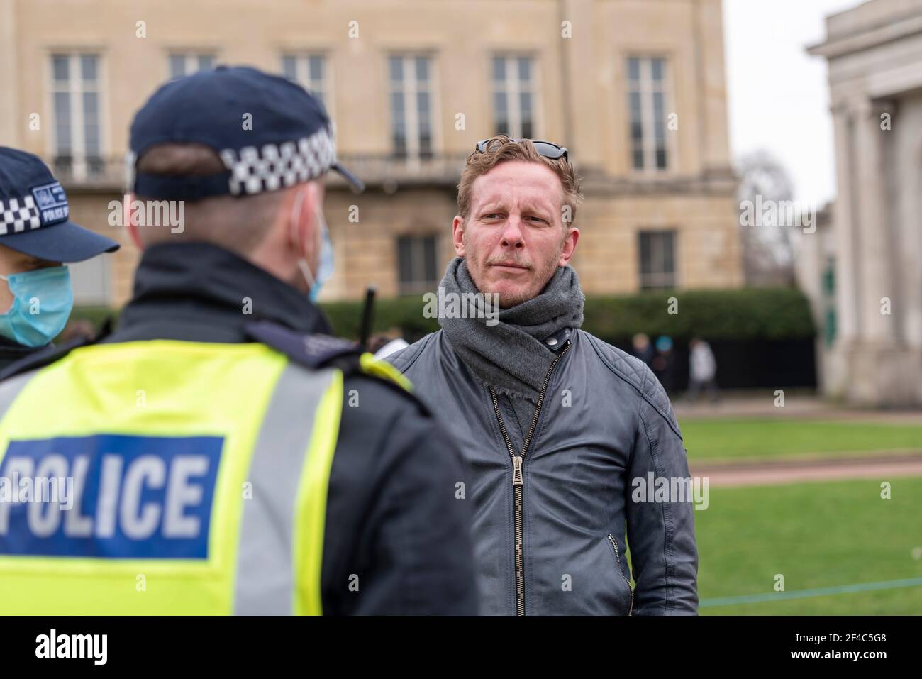 Hyde Park, Londra, Regno Unito. 20 Marzo 2021. L'attore e attivista Laurence Fox è stato parlato dalla polizia mentre la gente ha cominciato a riunirsi ad Hyde Park per una protesta anti-blocco, anti-poliziesca di legge. L'attore ha recitato in produzioni televisive come Lewis di ITV ed ha iniziato il partito politico di rivendicazione. Fox sta progettando di candidarsi alle elezioni per il sindaco di Londra nel maggio 2021 Foto Stock