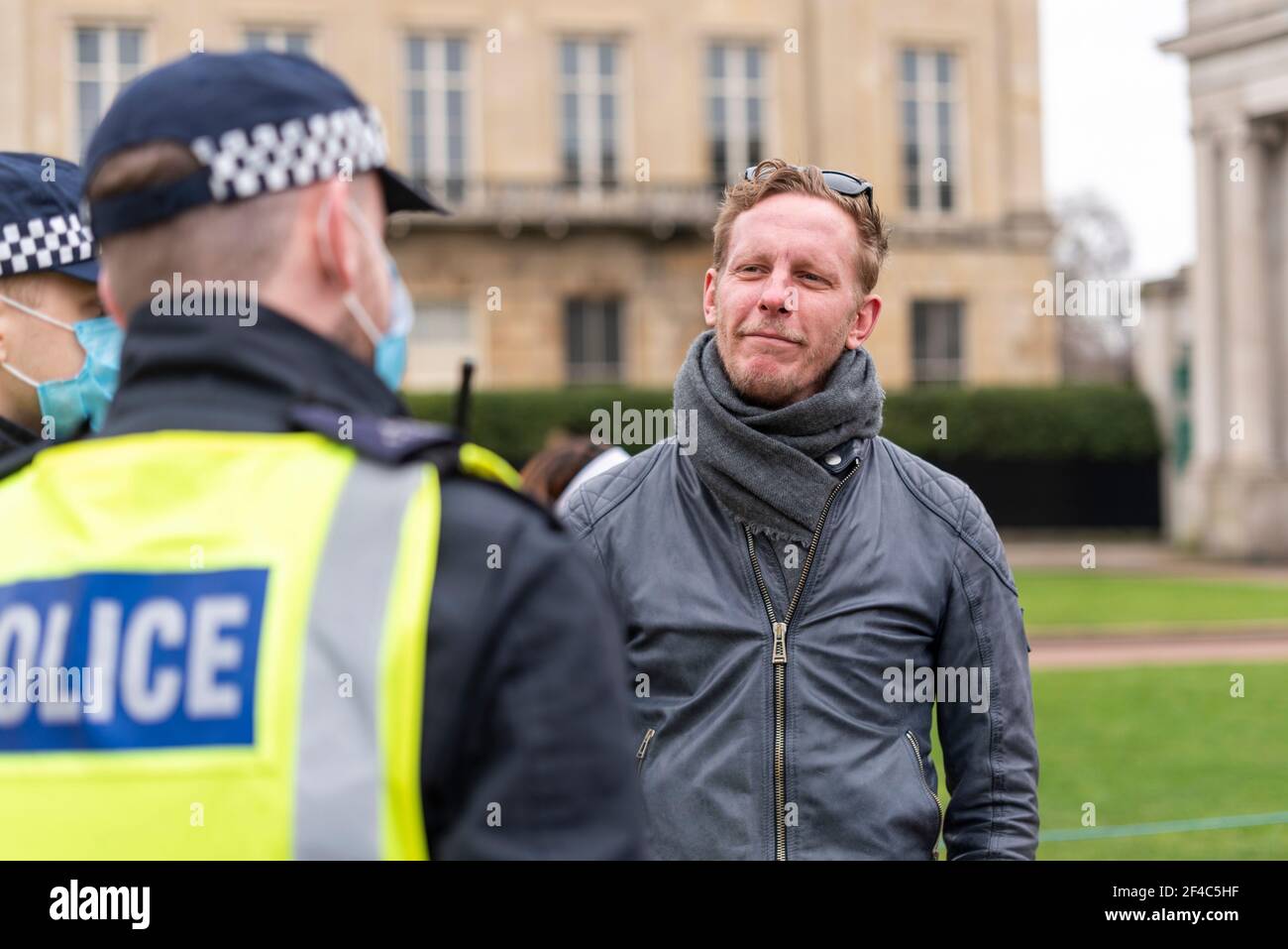 Hyde Park, Londra, Regno Unito. 20 Marzo 2021. L'attore e attivista Laurence Fox è stato parlato dalla polizia mentre la gente ha cominciato a riunirsi ad Hyde Park per una protesta anti-blocco, anti-poliziesca di legge. L'attore ha recitato in produzioni televisive come Lewis di ITV ed ha iniziato il partito politico di rivendicazione. Fox sta progettando di candidarsi alle elezioni per il sindaco di Londra nel maggio 2021 Foto Stock