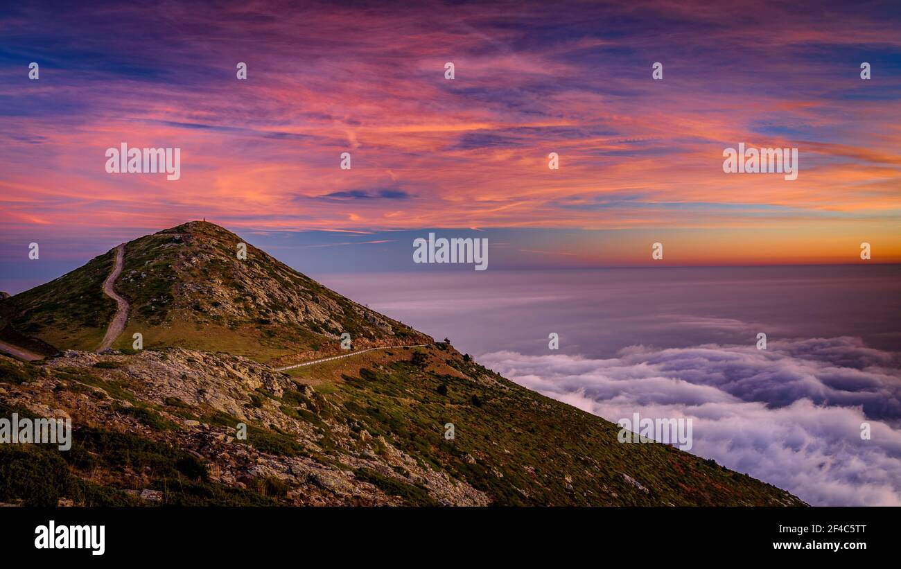 Turó de l'Home al tramonto, con un mare di nuvole sulla regione Vallès (Montseny, provincia di Barcellona, Catalogna, Spagna) Foto Stock