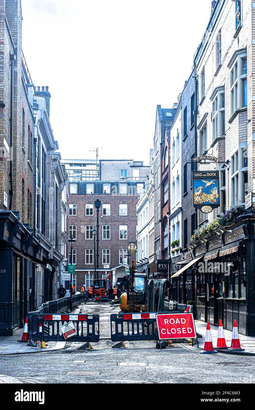 Lavori stradali su Bateman Street, Soho, Londra, Inghilterra, Regno Unito. Foto Stock
