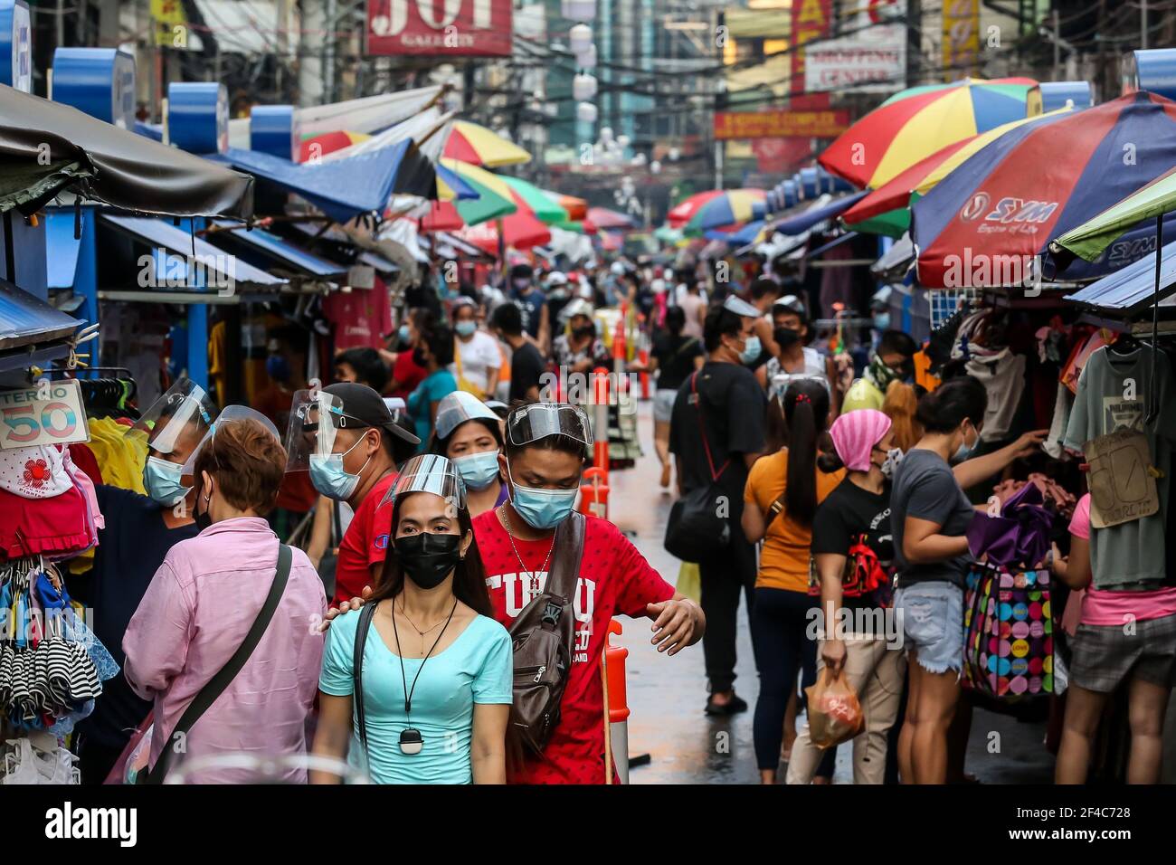 Manila, Filippine. 20 Marzo 2021. Persone che indossano maschere di protezione sono visti in una strada trafficata a Manila, le Filippine, 20 marzo 2021. Le Filippine hanno riferito il sabato 7,999 nuove infezioni COVID-19, il più alto numero di volte al giorno da quando l'epidemia è iniziata nel gennaio dello scorso anno, portando i dati nazionali nel paese del Sud-Est asiatico a 656,056. Credit: Rouelle Umali/Xinhua/Alamy Live News Foto Stock