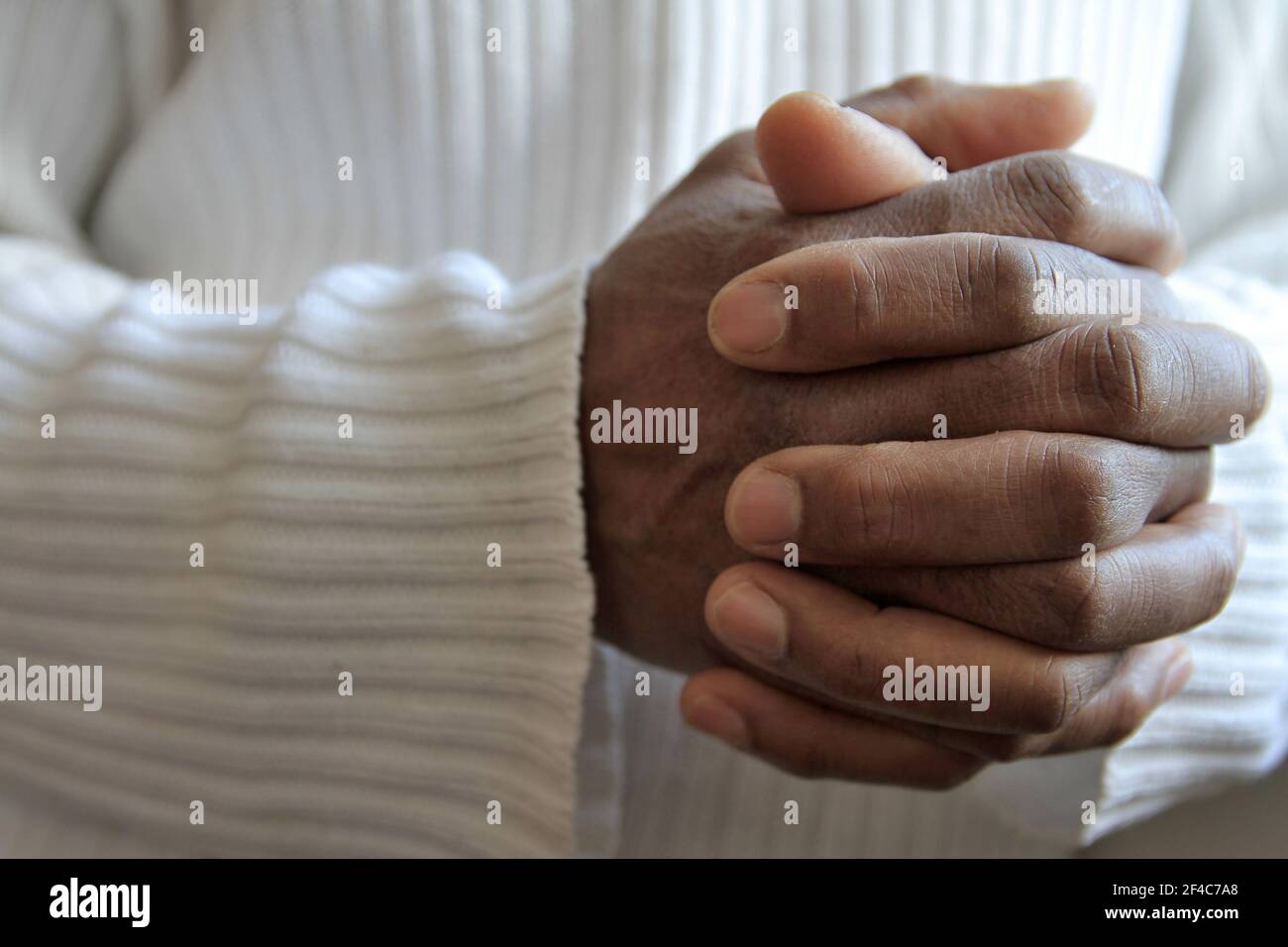 l'uomo che prega a dio con le mani insieme stock foto Foto Stock