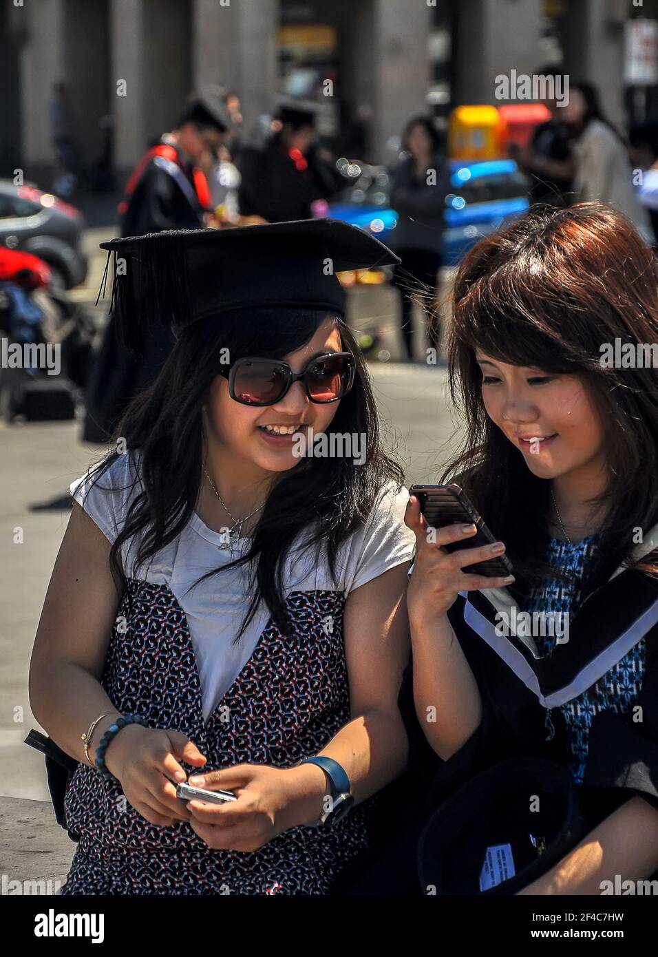 Federation Square. Melbourne. Victoria, Australia 18 dicembre 2013. Gli studenti australiani festeggiano la loro laurea e camminano per le strade di Melbourne Foto Stock