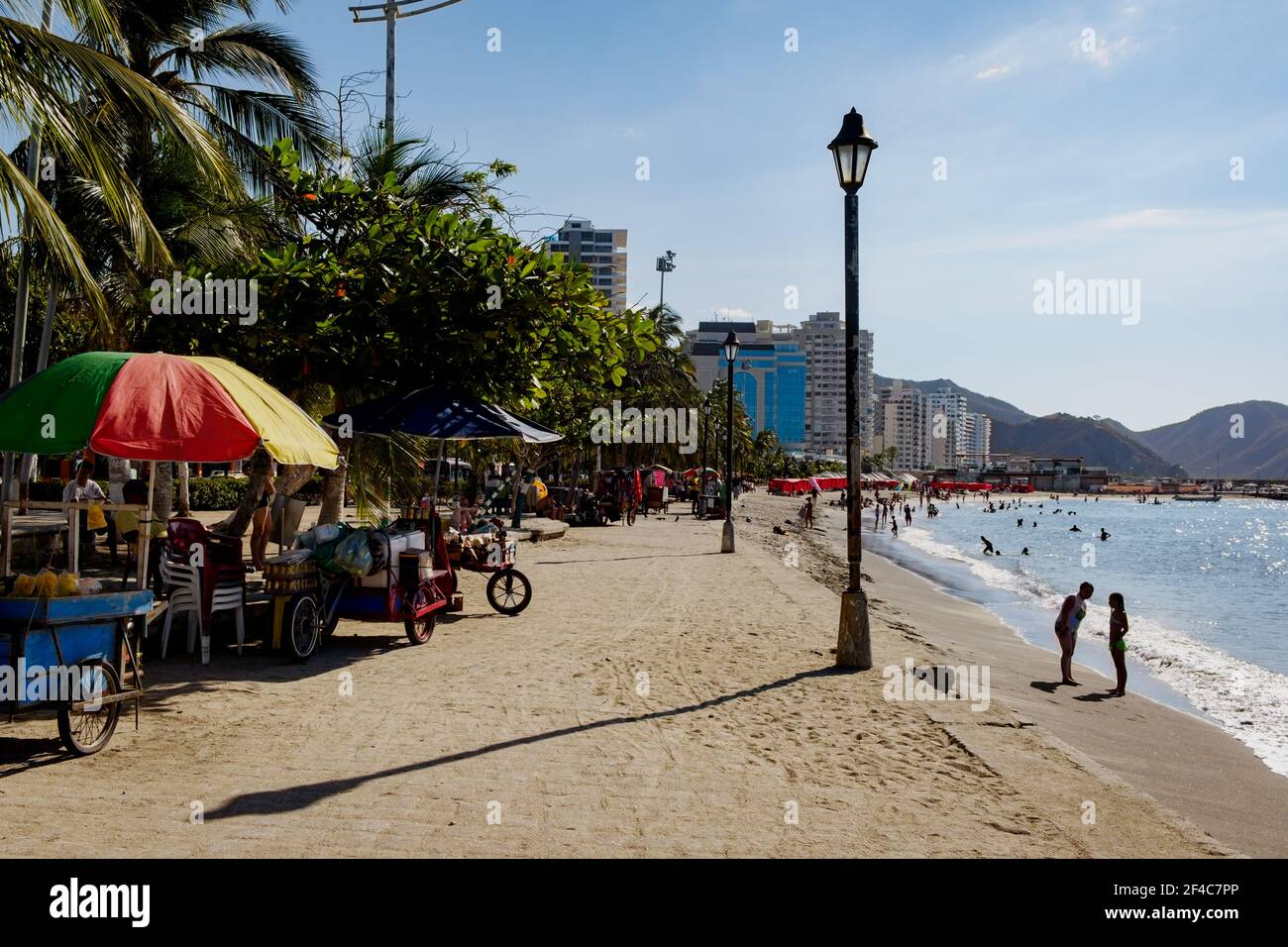 Nuotatori sprash in mare alla fine della giornata a Santa Marta, Colombia. Foto Stock