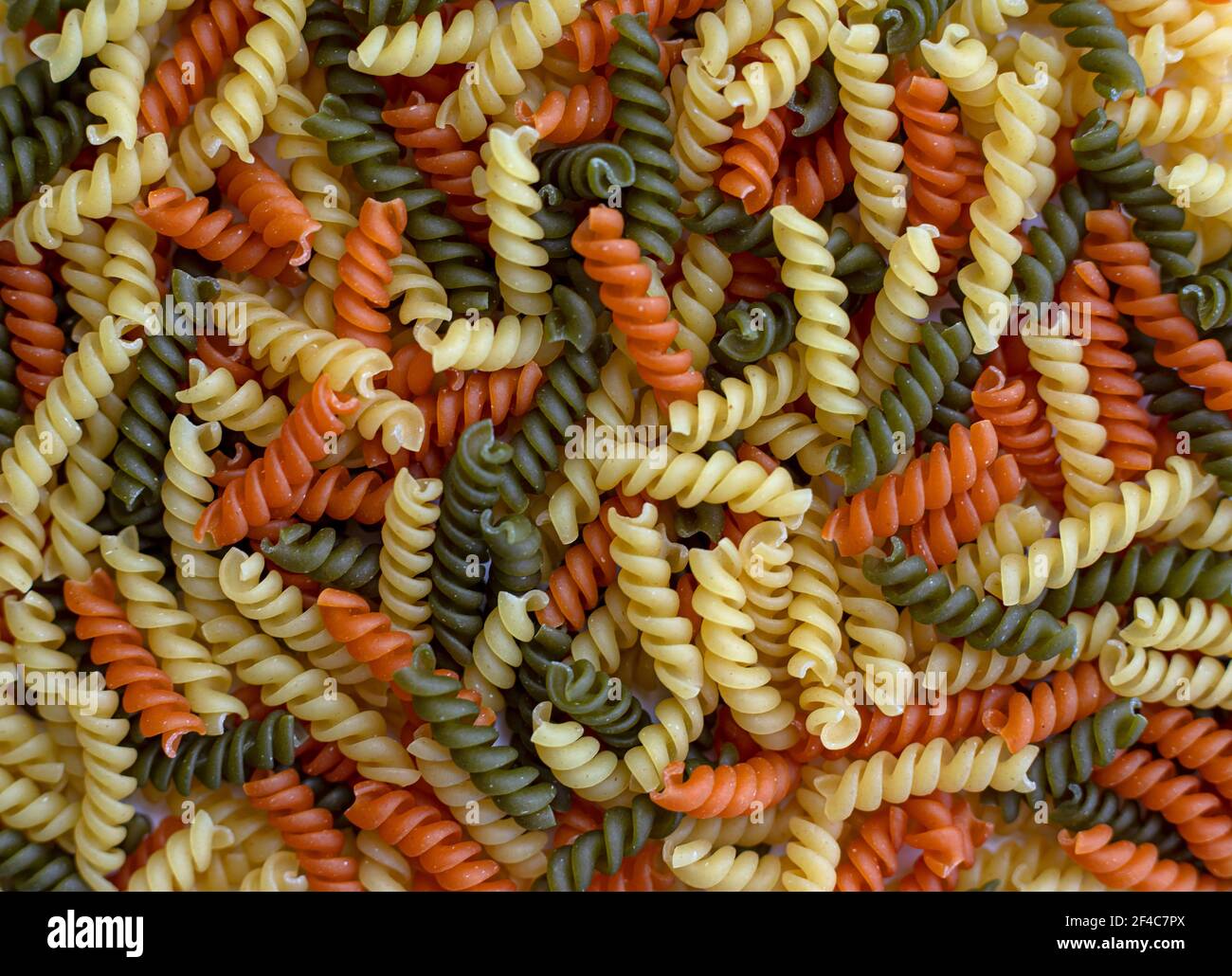 Tricolore, pasta secca e cruda, cibo per sfondo Foto Stock